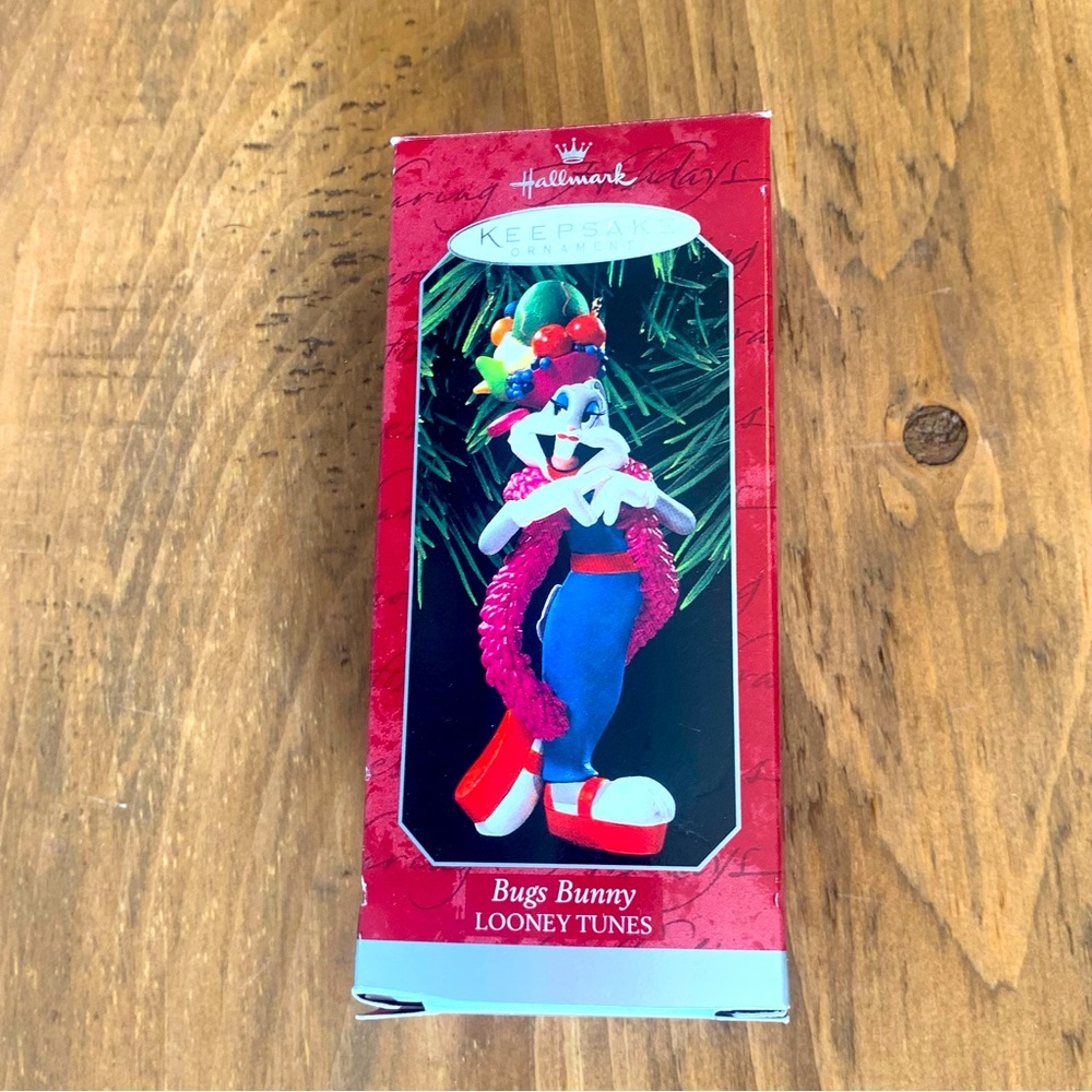 HALLMARK Keepsake Ornament Fruit Looney Tunes “Bugs Bunny” 1997